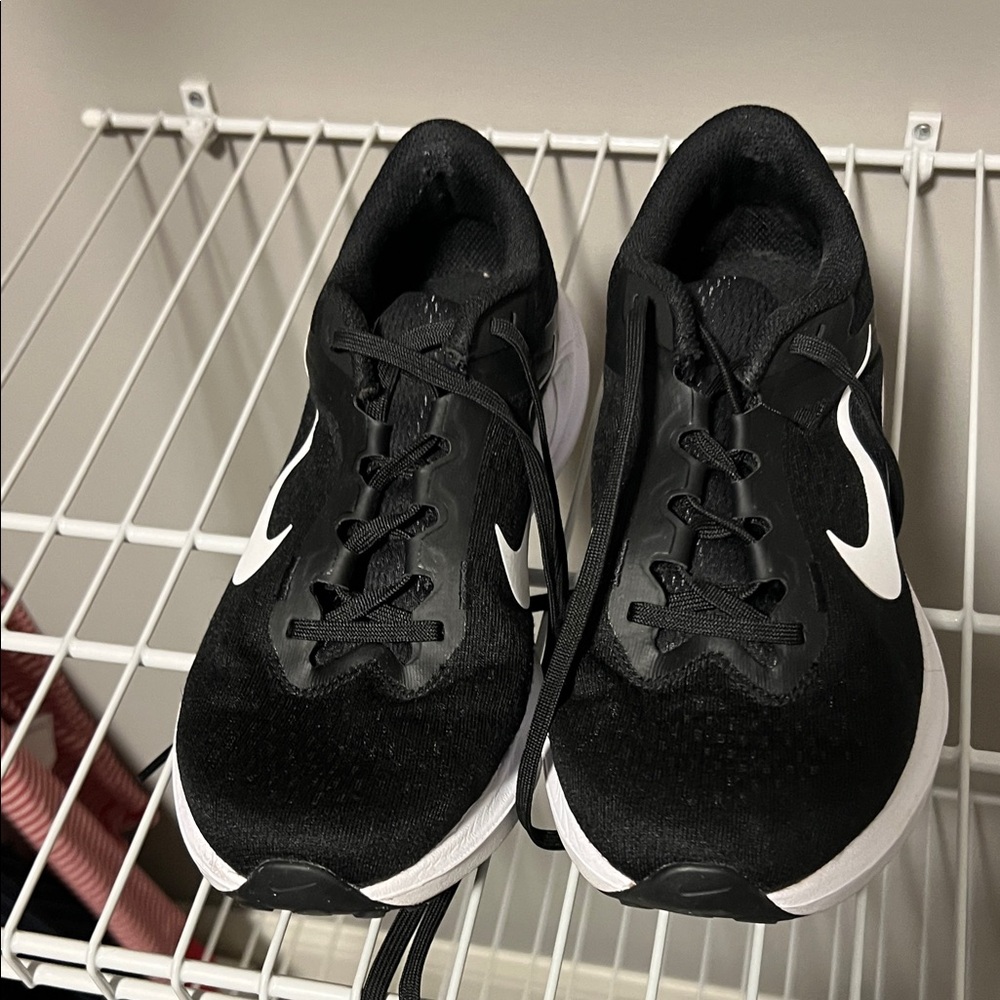 Nike Women's Black and White Athletic Shoes - Picture 4 of 6